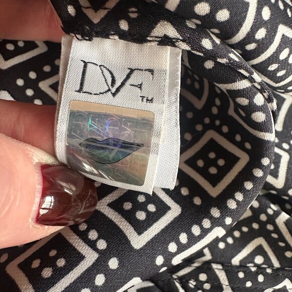 Diane von Furstenburg 95% silk black and off white long sleeve blouse. Size 0. - Picture 3 of 9